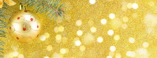 Decorazioni natalizie sullo sfondo giallo — Foto Stock