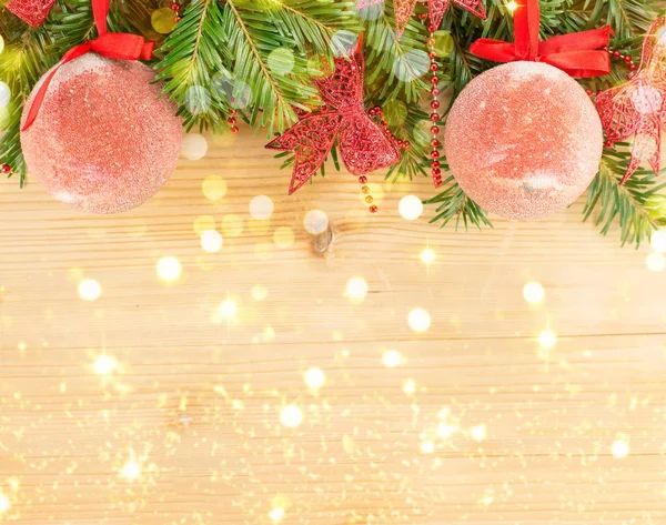 Feestelijke kerstversieringen en fir tree — Stockfoto