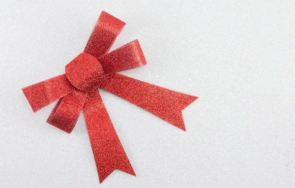 礼物在白色背景上的红色蝴蝶结 — 图库照片