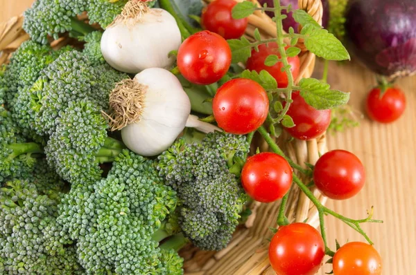 Brokolice, rajče a cibule v misce — Stock fotografie