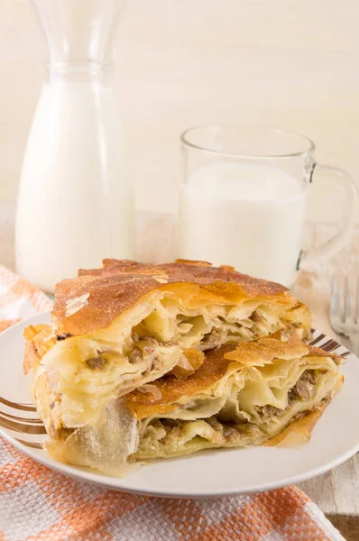 Torta de queijo com um iogurte em uma chapa — Fotografia de Stock