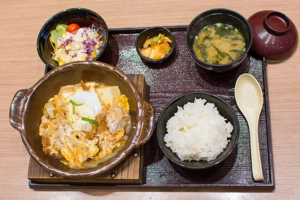 Японский обед в деревянных тарелках — стоковое фото