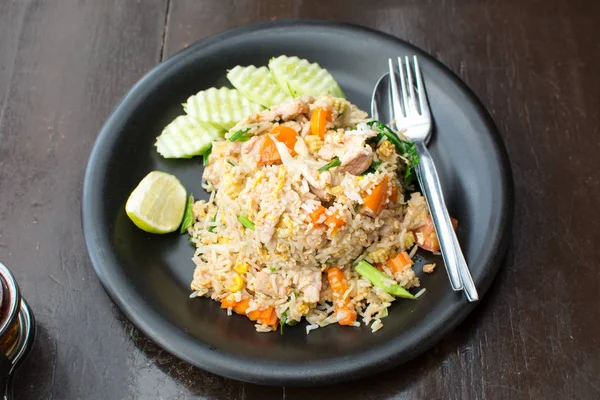Stekt ris måltid serveras på en tallrik — Stockfoto