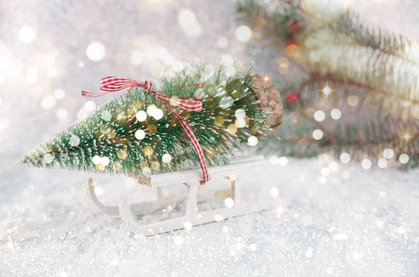 Pequeño trineo que lleva un árbol de Navidad en miniatura — Foto de Stock