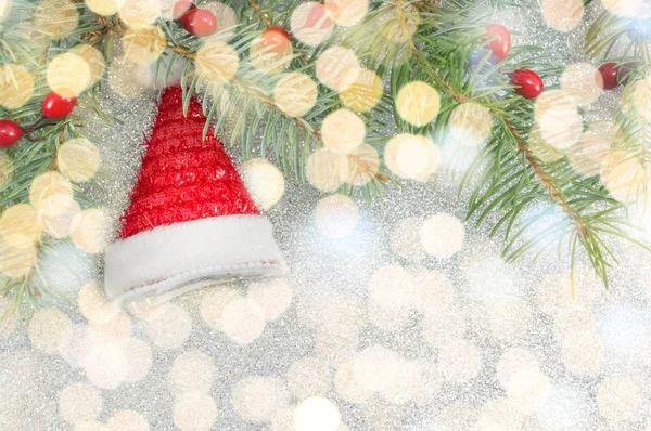 Babbo Natale giocattolo cappello e luci di sfondo — Foto Stock