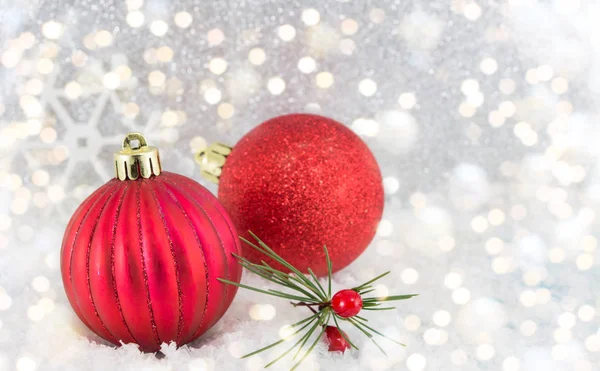 Рождественские шары на блестящем серебряном фоне Стоковое Фото