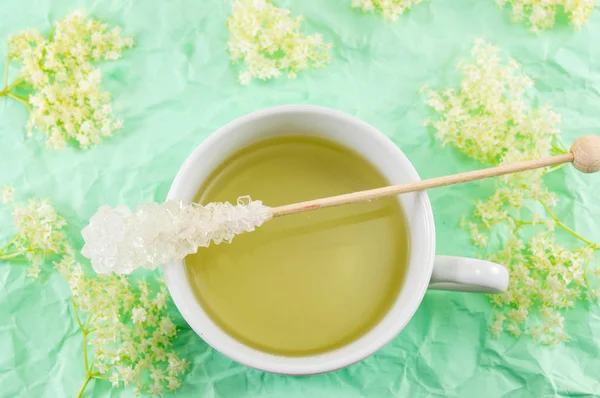 Elderflower tea in white cup and elder flowers — Stock Photo, Image