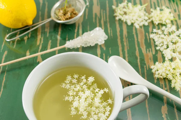 Elder tea in white cup and elder flowers — Stock Photo, Image