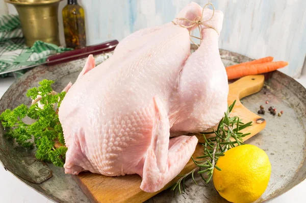 Főzésre kész nyers csirke — Stock Fotó