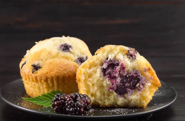 Blackberry muffins covered with sugar powder — Stock Photo, Image