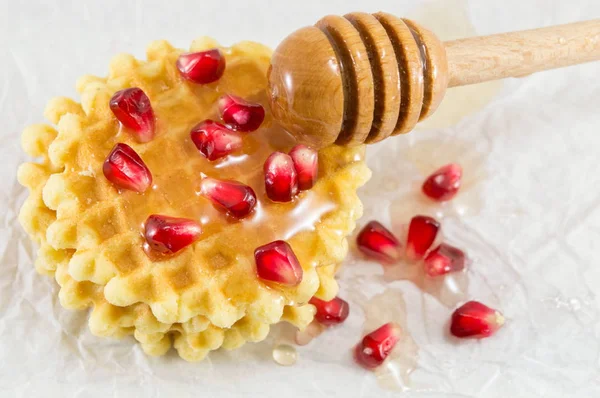 Waffle cookies with honey and pomegranate — Stock Photo, Image