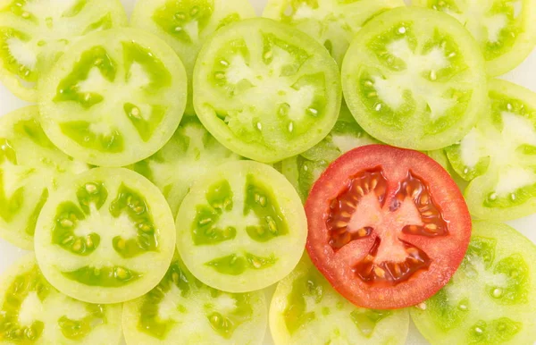 Pomodori verdi affettati con una fetta di pomodoro rosso — Foto Stock