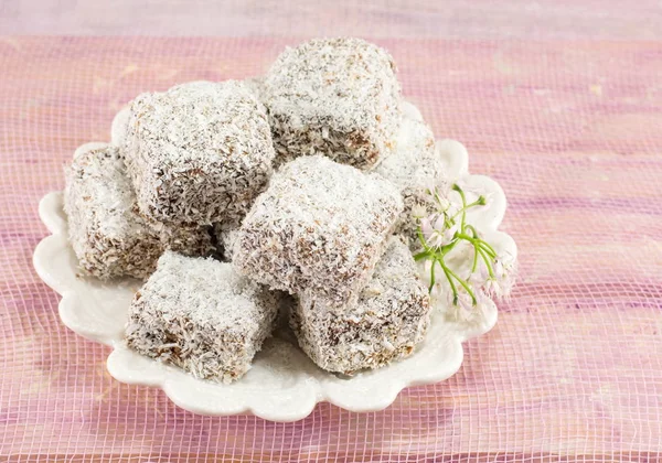 Lamingtons auf einem Teller — Stockfoto