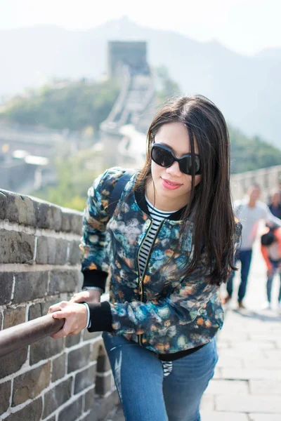 中国の万里の長城を登る観光客 — ストック写真