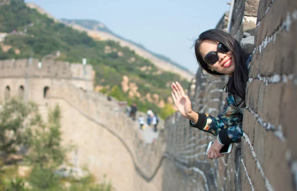 Szczęśliwy turysta na Wielki Mur — Zdjęcie stockowe