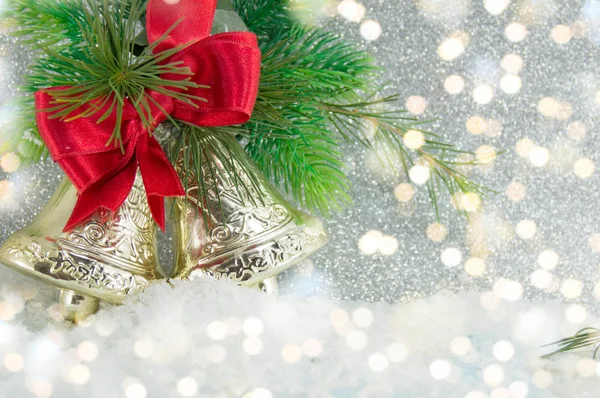 Twee klokken Kerstdecoratie op feestelijke verlichting — Stockfoto