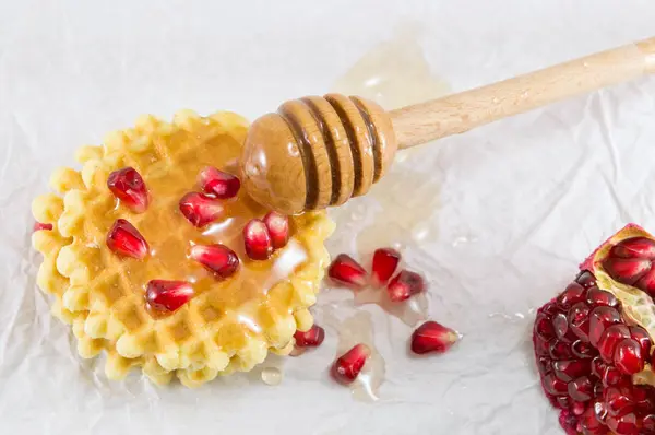 Waffle cookies with honey and pomegranate — Stock Photo, Image