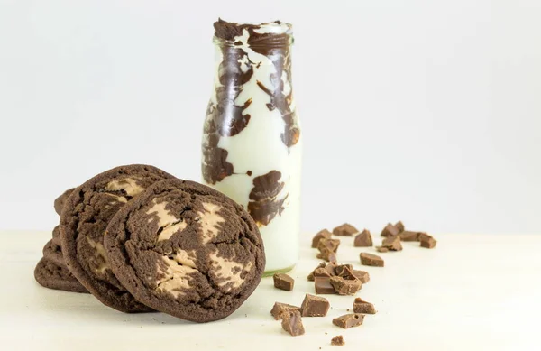 茶色のチョコレート チップ クッキーとミルク — ストック写真