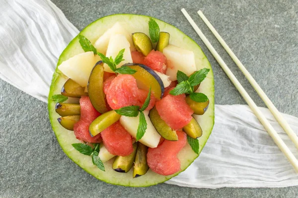 Ensalada de frutas en un melón —  Fotos de Stock