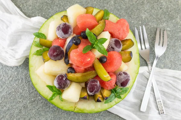 Ensalada de frutas en un melón — Foto de Stock