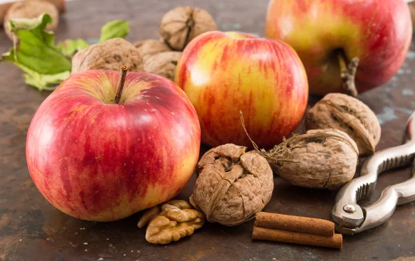 Яблоки, грецкие орехи и орехи — стоковое фото