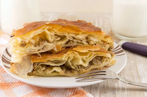 Tarta de queso con yogur en un plato —  Fotos de Stock