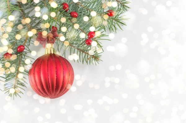 Weihnachtskugel auf silbrig glänzendem Hintergrund — Stockfoto