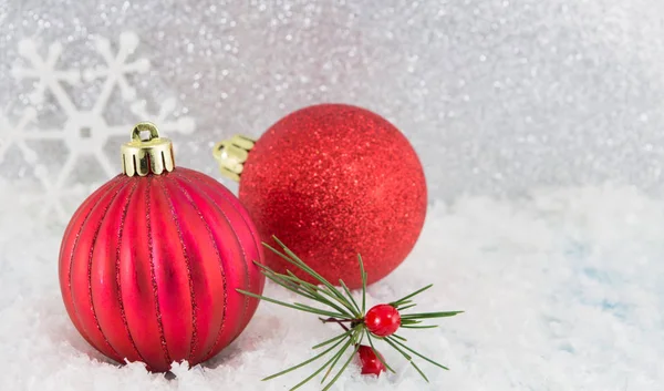 Boules de Noël sur fond argenté brillant — Photo