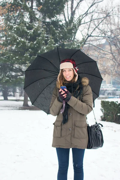 Mulher escrevendo mensagem de texto no inverno — Fotografia de Stock