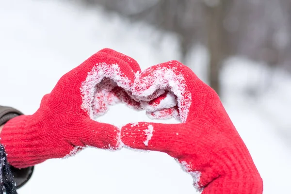 Fazendo forma de coração no dia de inverno em luvas vermelhas — Fotografia de Stock