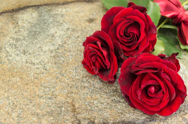 Red roses on stone table — Stock Photo, Image