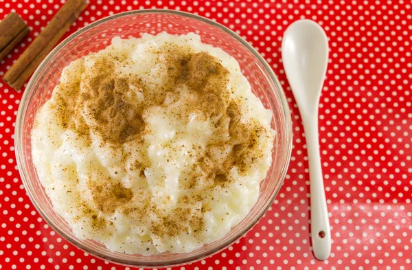 Postre de leche de arroz con canela en polvo — Foto de Stock