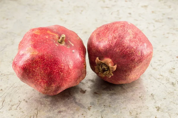 2 개의 완전히 익은 석류 — 스톡 사진