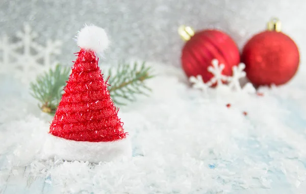 Bolas de Navidad rojas en la nieve con agujas de pino —  Fotos de Stock