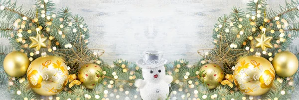 Ornamenti di Natale colorati d'oro su un abete — Foto Stock