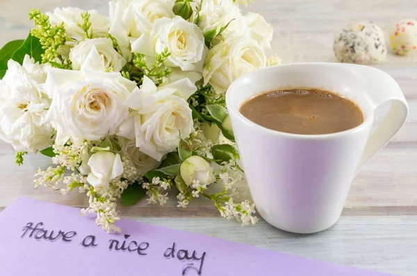Weiße Rosen, Kaffee und eine schöne Tagesnote — Stockfoto