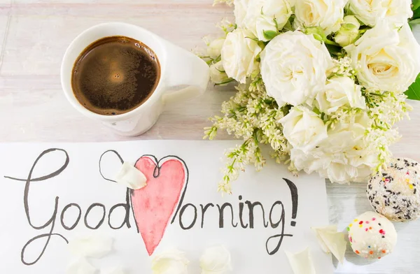 Weiße Rosen, Kaffee und Guten Morgen — Stockfoto