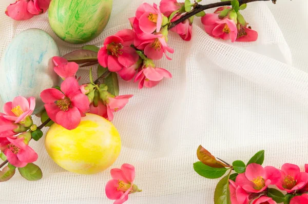 Японська піднявся квіти і пофарбовані великодні яйця — стокове фото