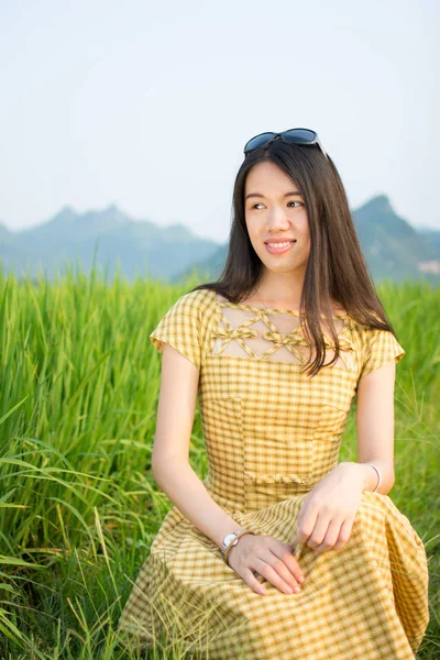 Chica en el campo de arroz con paisaje kárstico —  Fotos de Stock