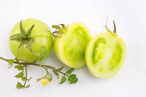 Groene tomaten op witte achtergrond — Stockfoto