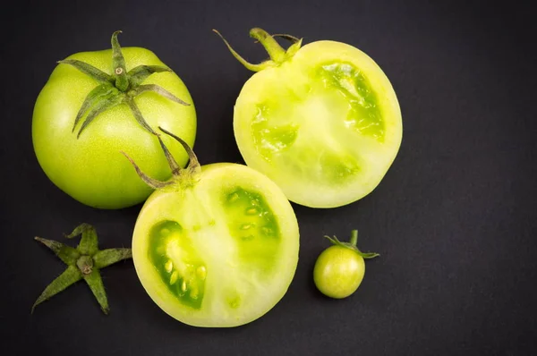 Groene tomaten op donkere backgeround — Stockfoto