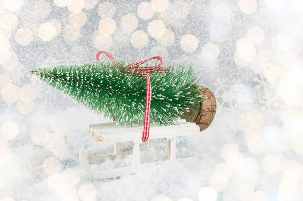 Kleine slee uitvoering van een kerstboom — Stockfoto