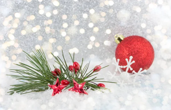 Kırmızı Noel topları karda — Stok fotoğraf
