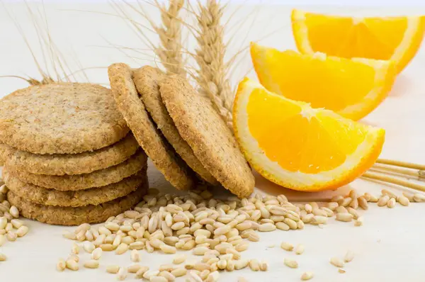Интегрированное печенье с семенами апельсина и пшеницы — стоковое фото