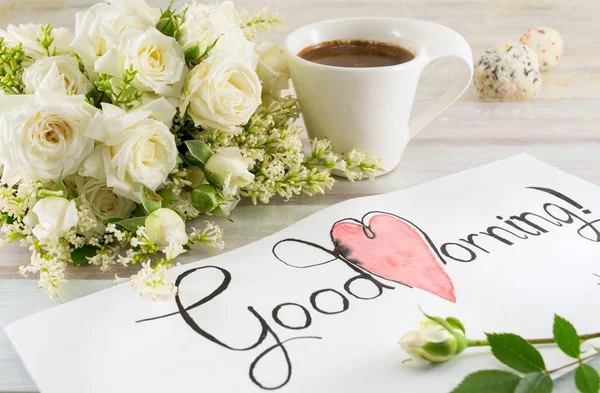 Weiße Rosen, Kaffee und Guten Morgen — Stockfoto