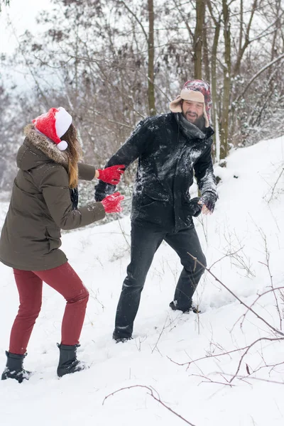 Couple in snow fight in the hill — Stock Photo, Image