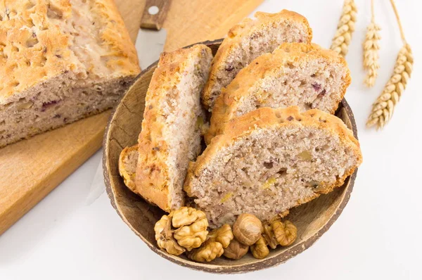 Bread with walnuts and raspberries — Stock Photo, Image