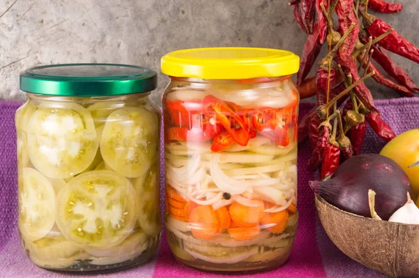 Verduras en vinagre en un frasco — Foto de Stock