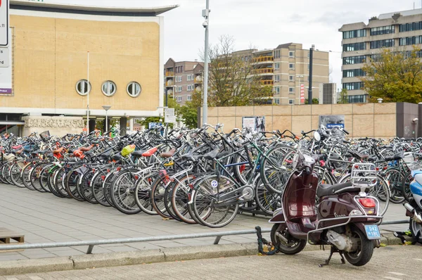 アイントホーフェン, オランダ - 15.09.2015: 自転車駐輪 t を閉じる. — ストック写真