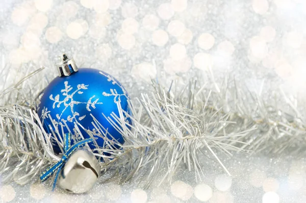 Decorazione blu di Natale e una ghirlanda — Foto Stock